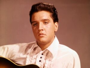 Read more about the article Couple Claims to See Face of Elvis Presley in Drying Beach Towel on Anniversary of His Death