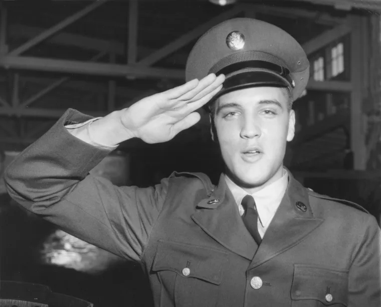 You are currently viewing Elvis Presley’s Army Pal Shares ‘Favorite Story’ From Their Time Stationed Abroad