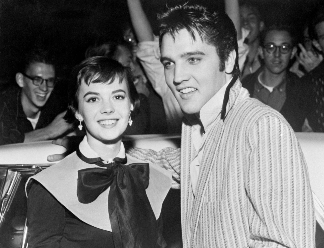 You are currently viewing Elvis Presley Wrecked His Chance With Natalie Wood by Being Overly Affectionate With His Mother