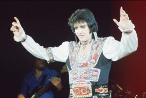 Read more about the article Elvis Presley Pointed a Gun at His Backup Singer After She Refused to Go On Stage