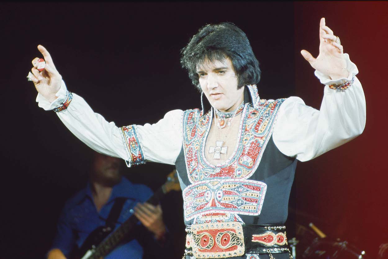 You are currently viewing Elvis Presley Had a 6-Word Ritual He Performed Every Day With His Inner Circle in His Graceland Bedroom