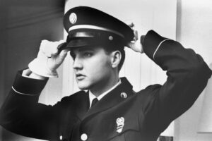 Read more about the article Elvis Presley Faked Sick to Get Out of Army Field Maneuvers
