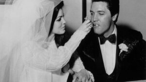 Read more about the article A Look at Elvis and Priscilla Presley’s Wedding: From the Controversial Courtship to the Iconic Bridal Dress and Extravagant Cake