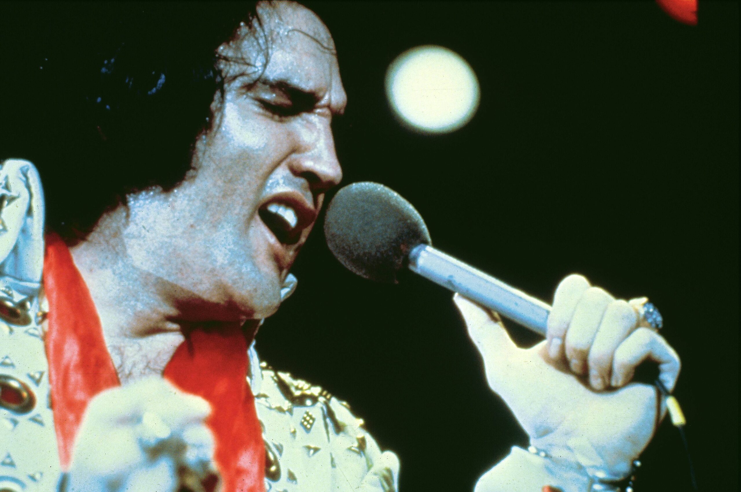 You are currently viewing How the Singer of the Original ‘Suspicious Minds’ Felt About Elvis Presley Recording His Song