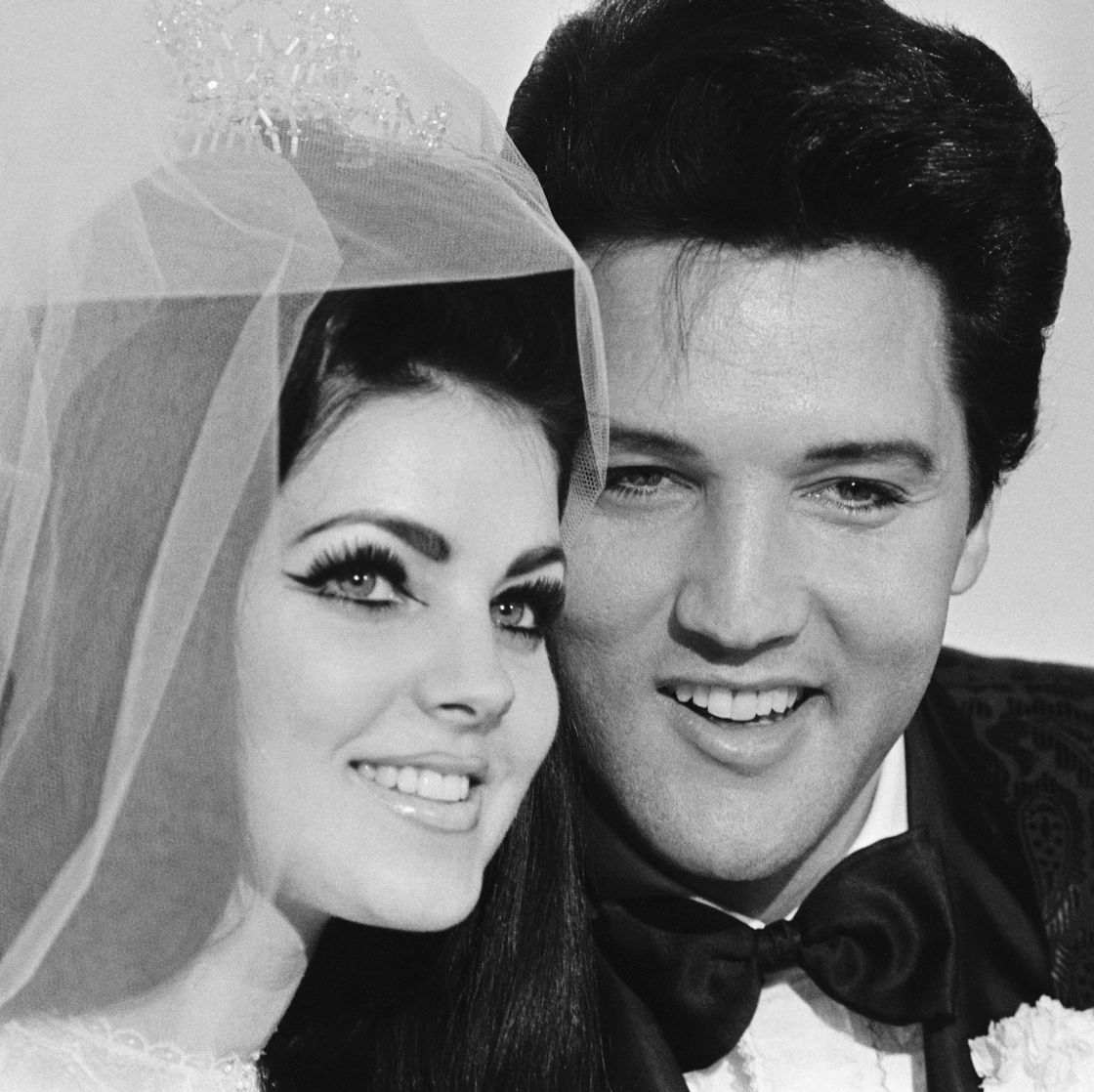 You are currently viewing How Priscilla Presley Went from Elvis’ Young Love Interest to His ‘Living Doll’