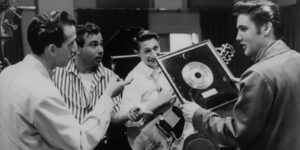 Read more about the article On This Day: Elvis Presley Receives His First Gold Record for ‘Heartbreak Hotel’