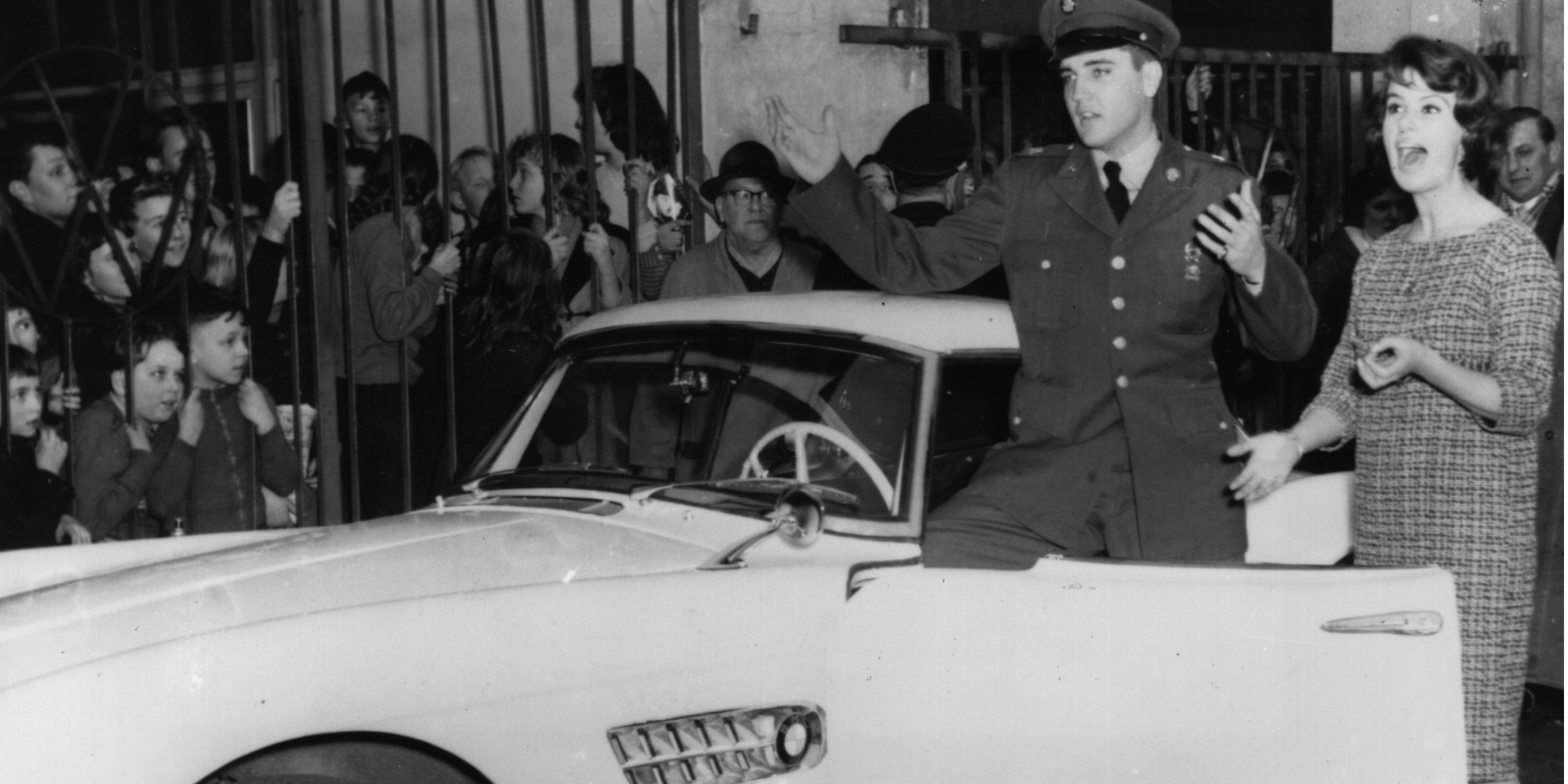 You are currently viewing Elvis Presley’s Wild Reaction to Fans’ Lipstick Messages of Love on His White BMW