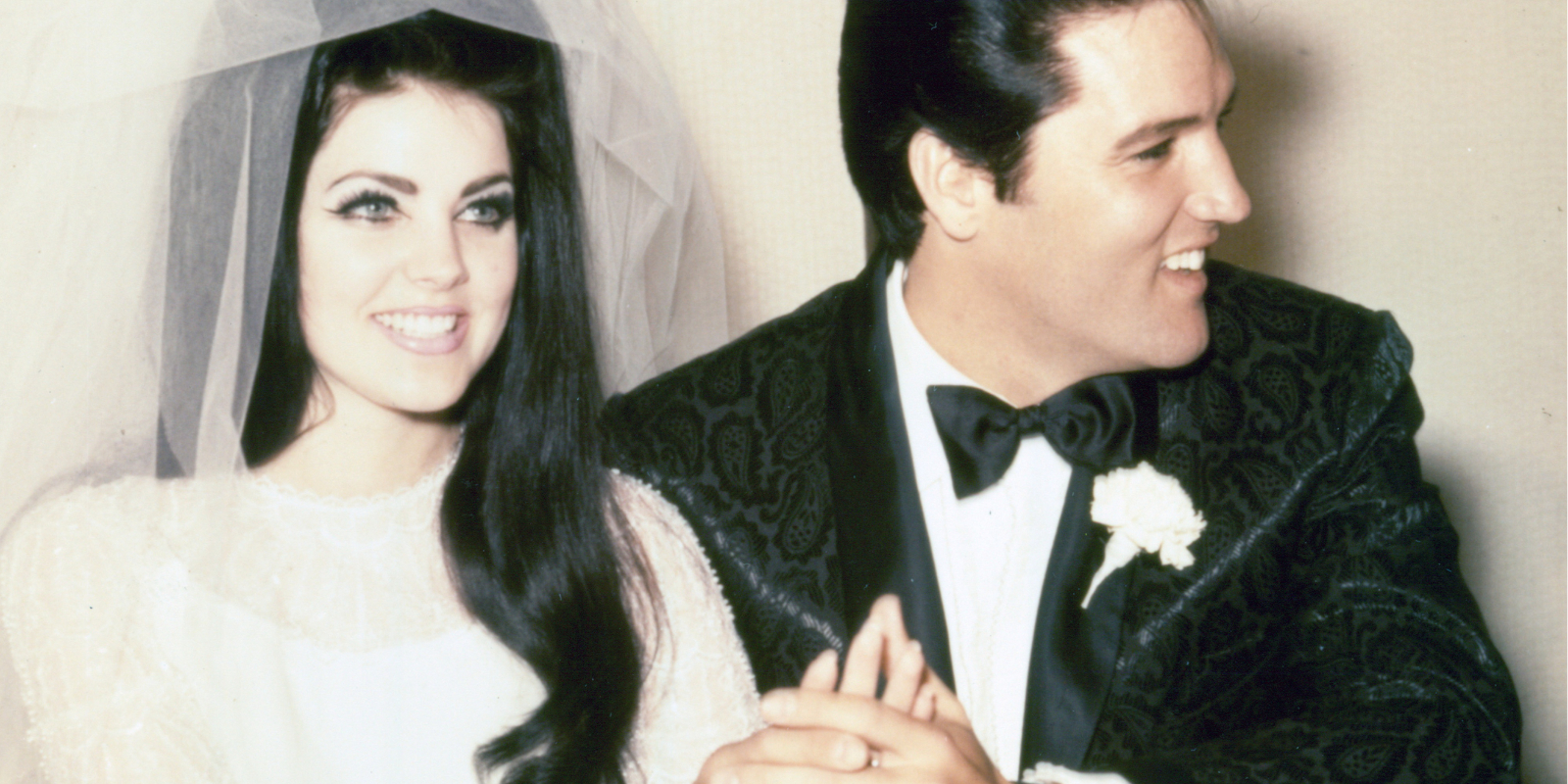 You are currently viewing Elvis Presley and Priscilla’s Swinging 60s Wedding Attire Came From Two Surprise Sources