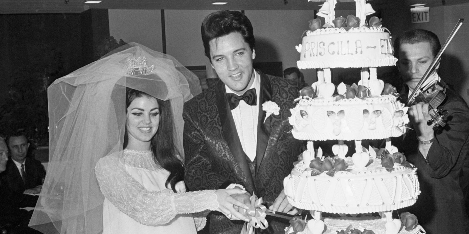 Read more about the article Priscilla Presley Admits She Was ‘Under a Spell’ of ‘What I Thought Was Love’ With Elvis Presley