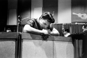 Read more about the article Elvis Presley Never Sang 1 of His Favorite Songs Correctly Due to a Psychological Quirk