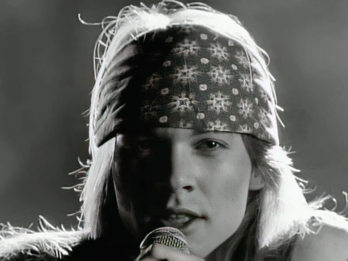 You are currently viewing Axl Rose discusses the “greatest frontman” of all time