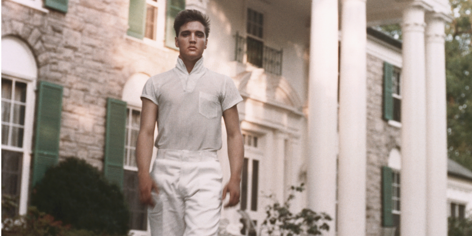 You are currently viewing Graceland’s Secret Staircase Allowed Elvis Presley to Move Around Unseen