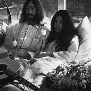 Read more about the article John Lennon Said 1 Yoko Ono Song Was ‘So Damn Good’ He Wanted to Do the B-Side For It