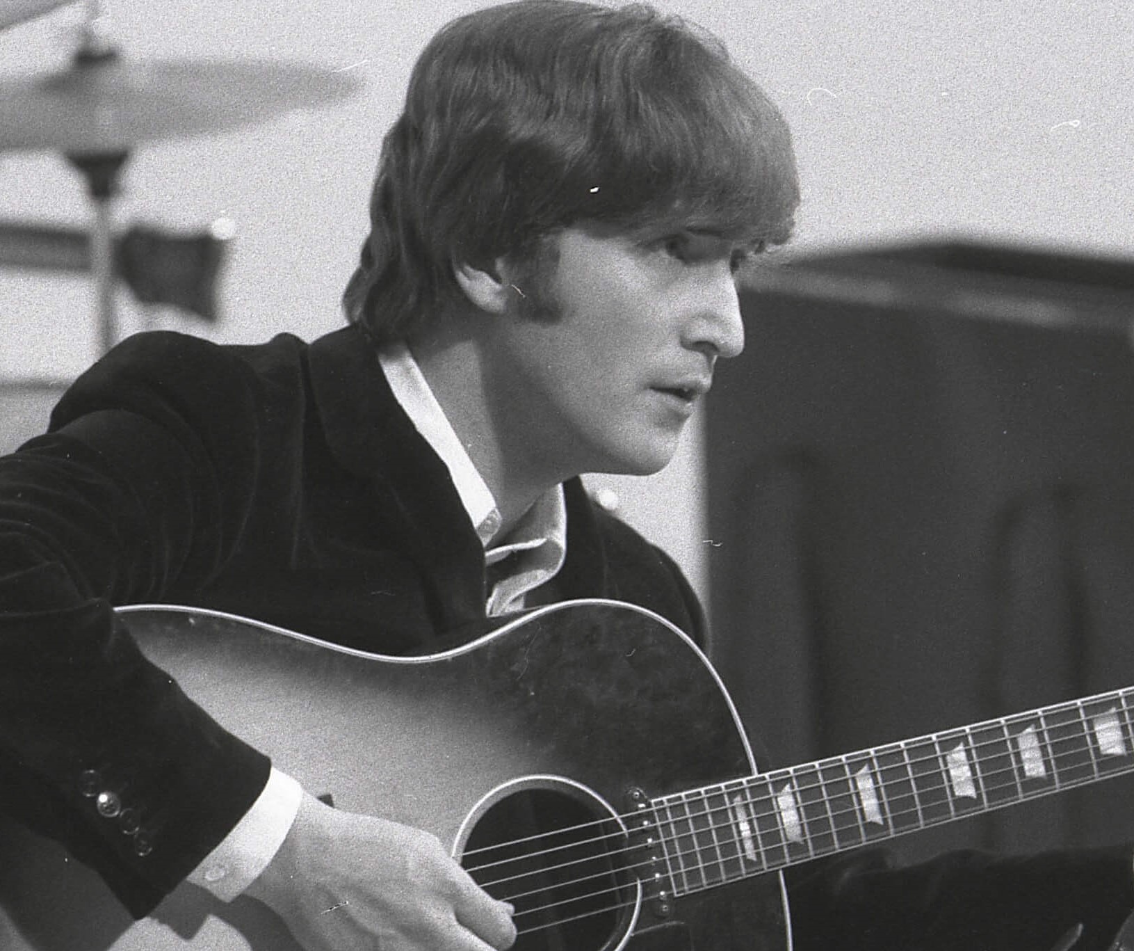 Read more about the article Why John Lennon Compared The Beatles’ ‘I Am the Walrus’ to Bob Dylan Songs