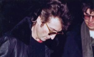 Read more about the article John Lennon signs an autograph for Mark Chapman – his murderer, 1980