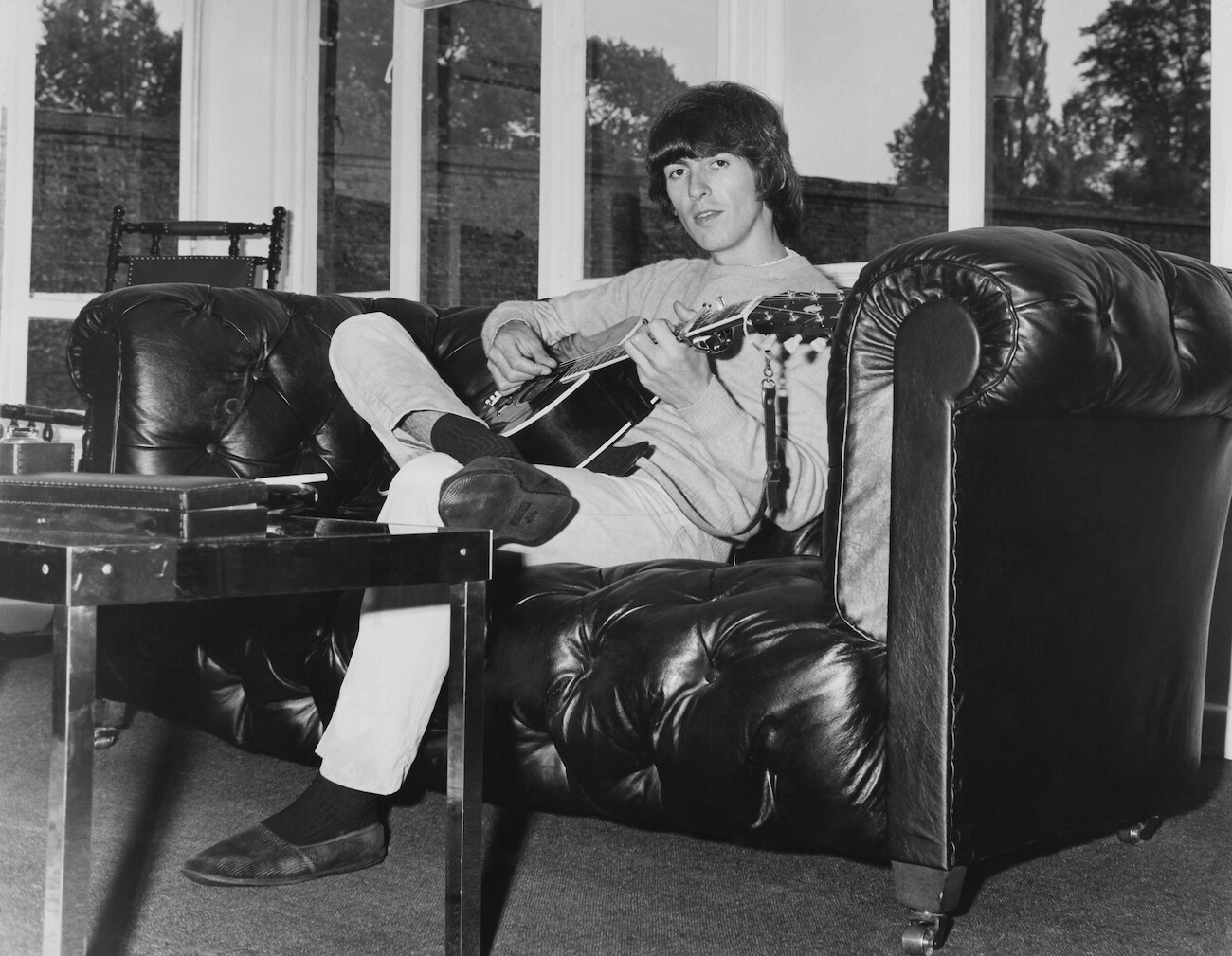 You are currently viewing George Harrison Claimed He Loved His Guitar More Than the Rest of The Beatles