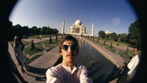 Read more about the article Look back at George Harrison’s vintage self-portraits from his trip to India in 1966