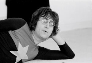 Read more about the article John Lennon Embarrassed His Idol When He Kissed His Feet After a Concert