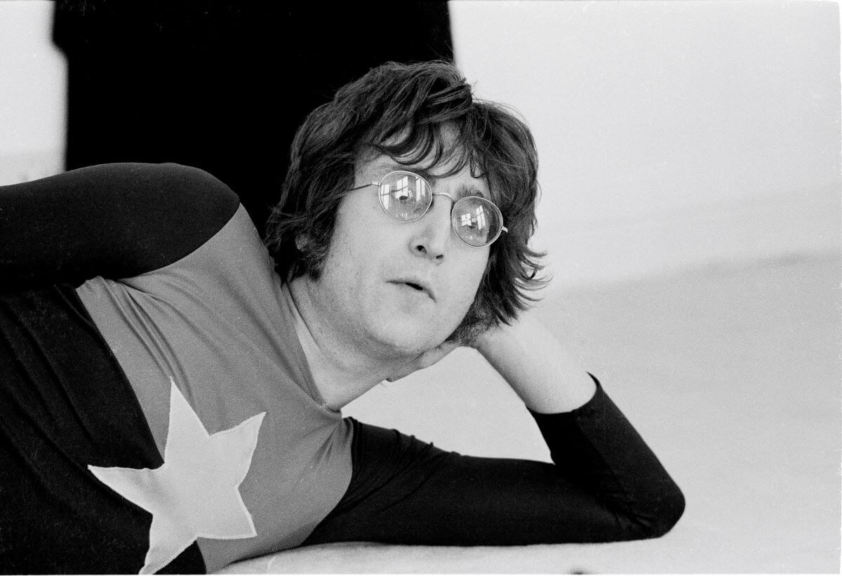 You are currently viewing John Lennon Embarrassed His Idol When He Kissed His Feet After a Concert