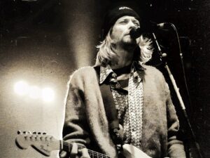 Read more about the article Thurston Moore discusses why “Nirvana stood alone”