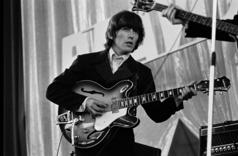You are currently viewing The Beatles song that cut George Harrison’s guitar solo