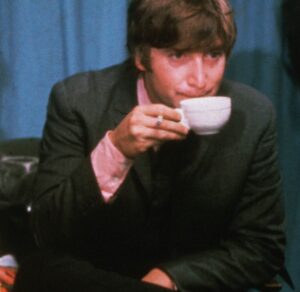Read more about the article John Lennon Said ‘Whatever Gets You Thru the Night’ Was Like 1 Song from the ‘Imagine’ Album
