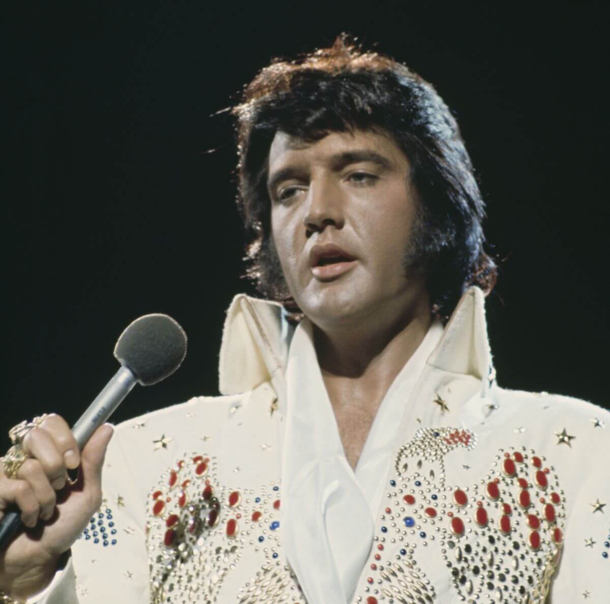 You are currently viewing Elvis Presley Irritably Scolded a Friend Who Tried to Help Him