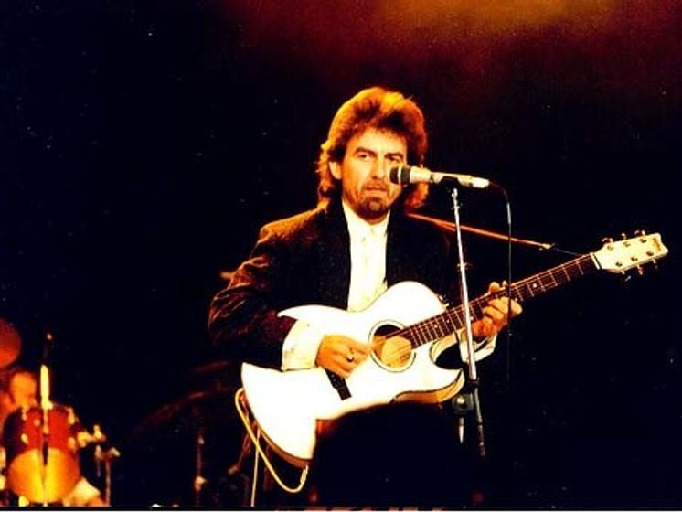 You are currently viewing George Harrison performs ‘Here Comes The Sun’ with an all-star band for charity gig in 1987