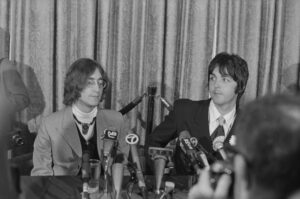 Read more about the article Paul McCartney and John Lennon Wrote this Beatles Hit While Riding a Tour Bus