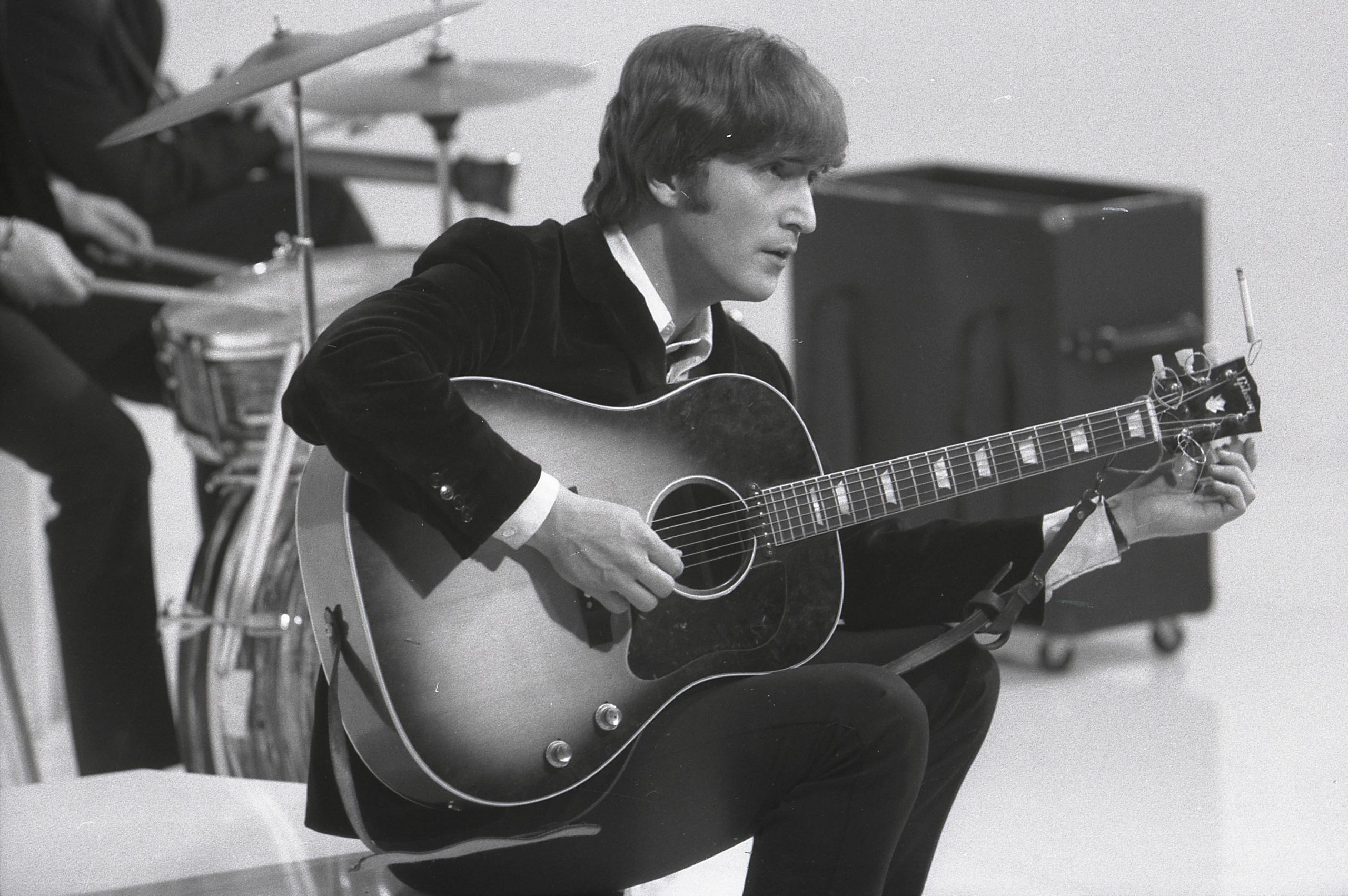 You are currently viewing John Lennon Wrote The Beatles’ ‘Do You Want to Know a Secret?’ in a ‘Secret’ Apartment