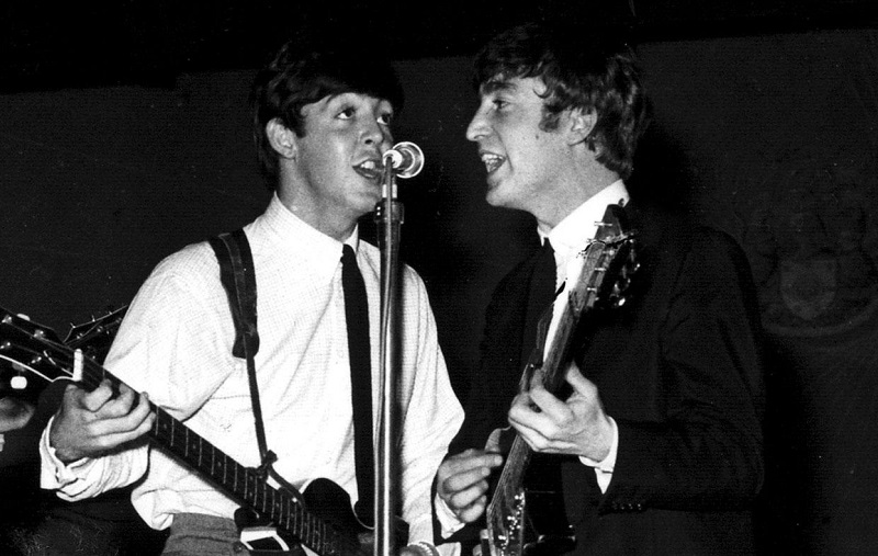 You are currently viewing The First Lennon-McCartney Song That Reached No. 1 on the Charts