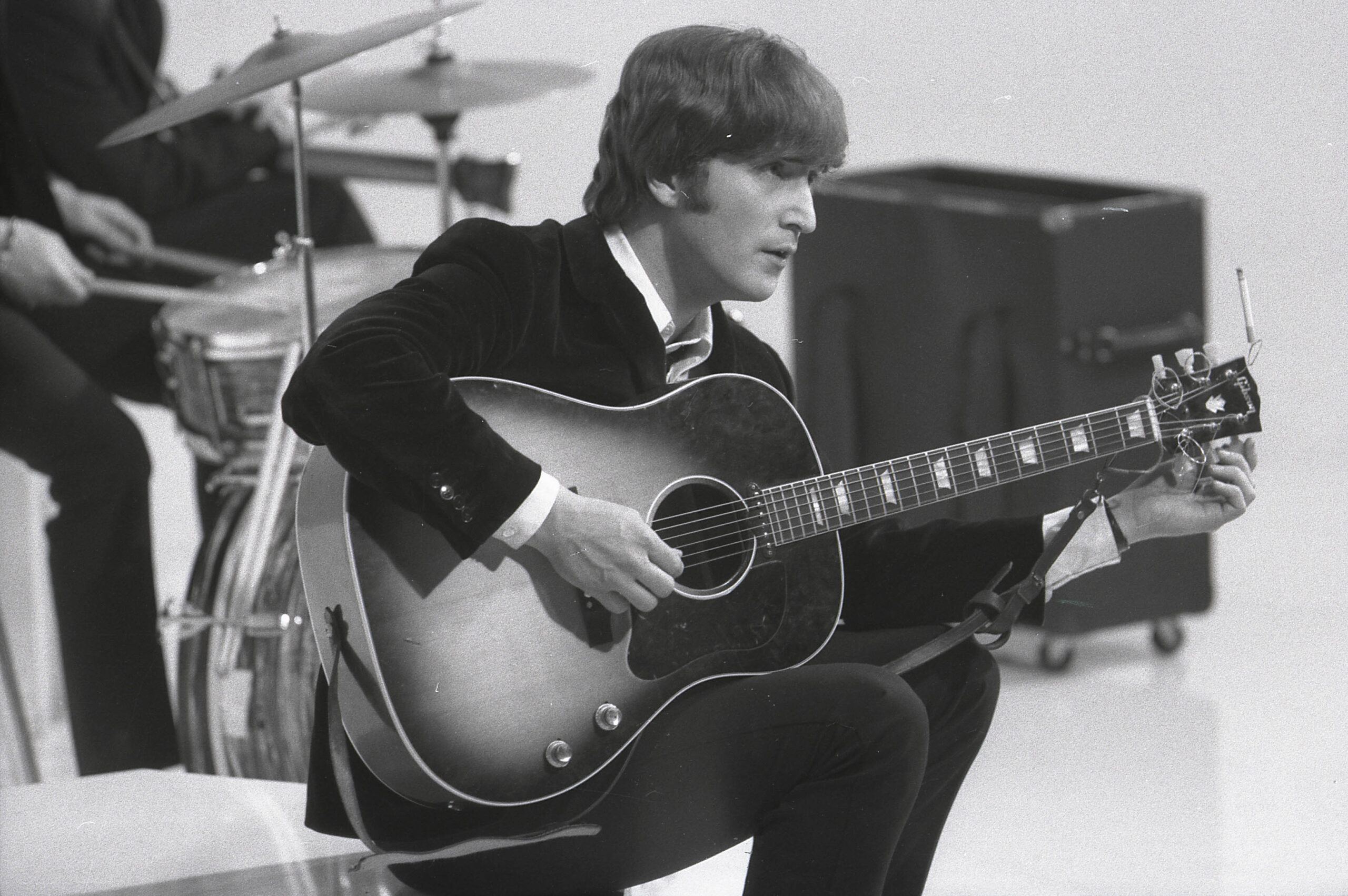 You are currently viewing The Beatles song John Lennon found embarrassing: “It got to be a gimmick”
