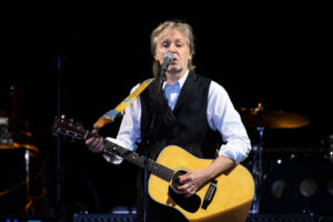Read more about the article Paul McCartney Breaks Silence on Beyoncé’s Version of The Beatles Classic “Blackbird”