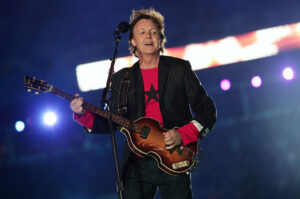 Read more about the article Paul McCartney Felt He Could Be ‘Goofy’ When He Sang The Beatles’ ‘Michelle’ to the Obamas