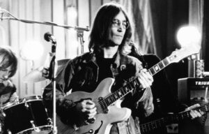 Read more about the article The Only No. 1 Beatles Hit That Features a John Lennon Guitar Solo