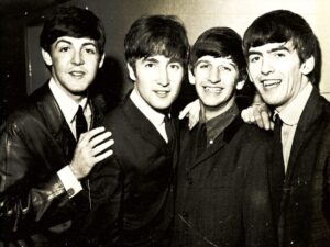 Read more about the article Who plays the guitar on the most songs by The Beatles?