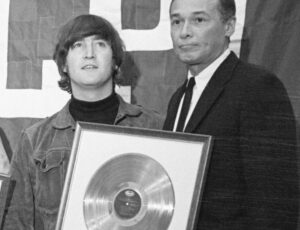 Read more about the article John Lennon Wouldn’t Stop Listening to 1 Donovan Song