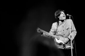 Read more about the article Revisit Paul McCartney’s incredible isolated bass on The Beatles track ‘Hey Bulldog’